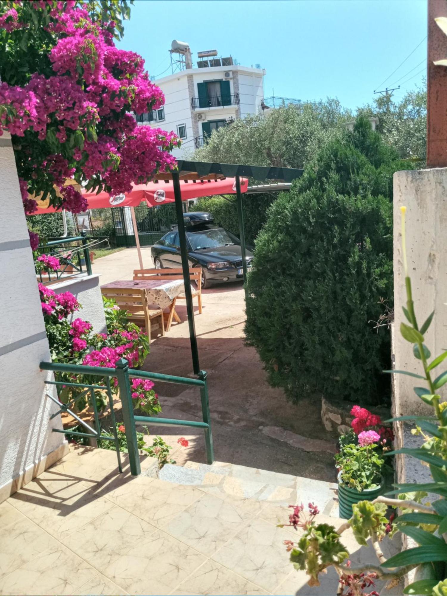 Vila Zogaj Ksamil Bilik gambar