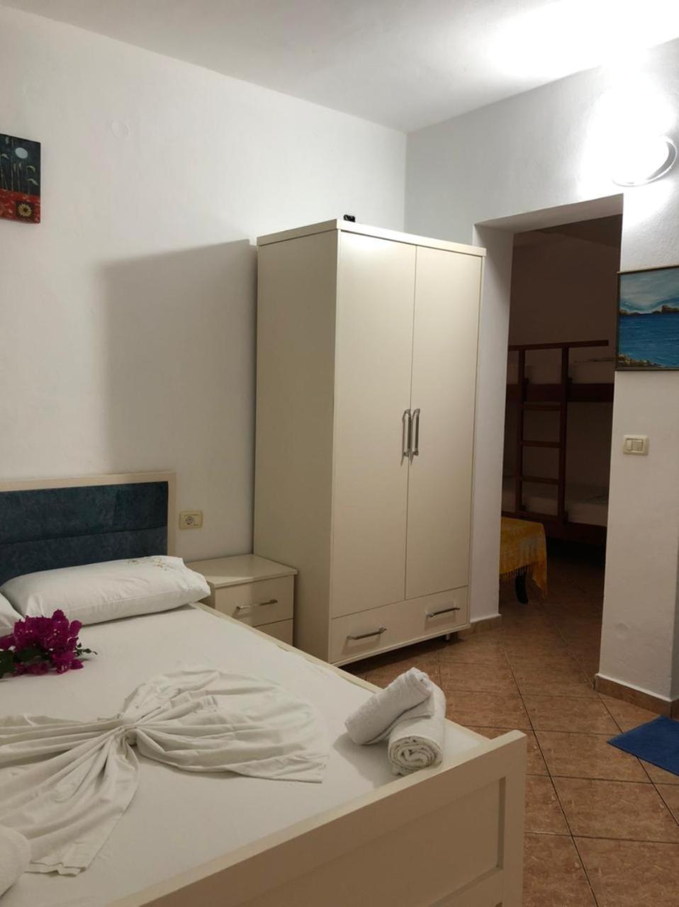 Vila Zogaj Ksamil Bilik gambar